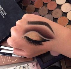 someone can do this perfectly on the back of their freaking eye makeup on handlove