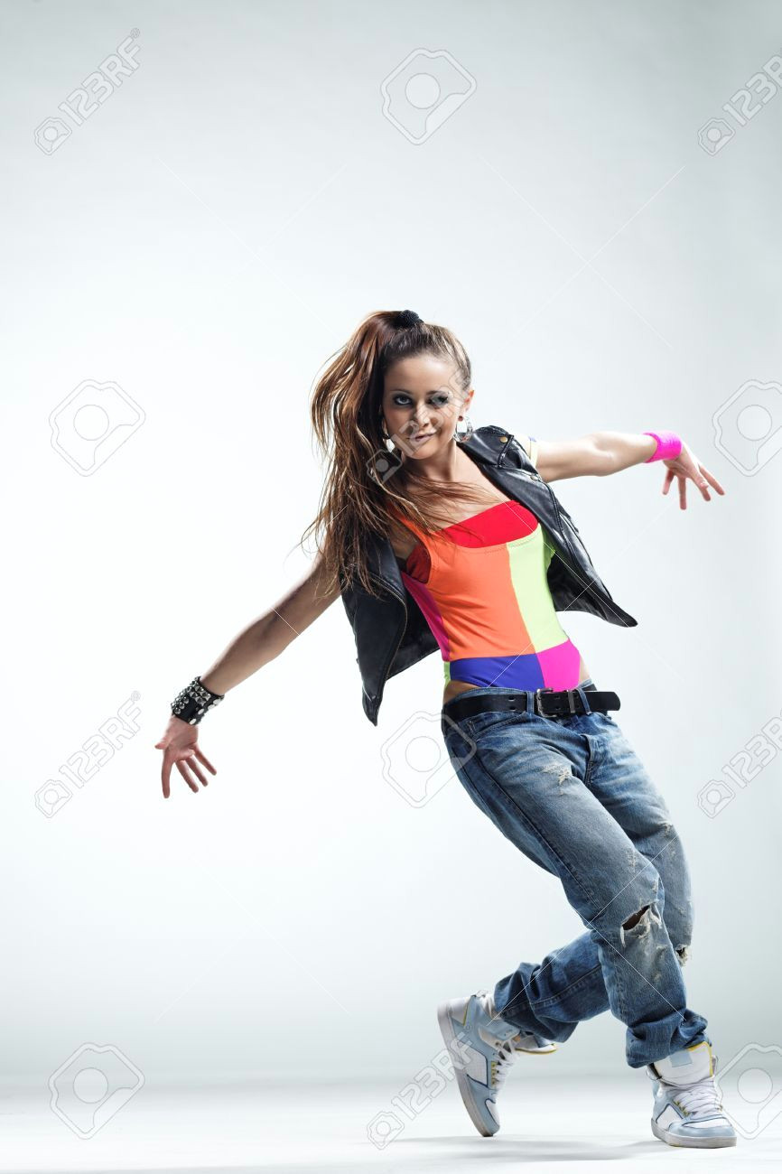 danseuse de style moderne posant sur fond de studio banque d images et photos libres de droits image 9104843
