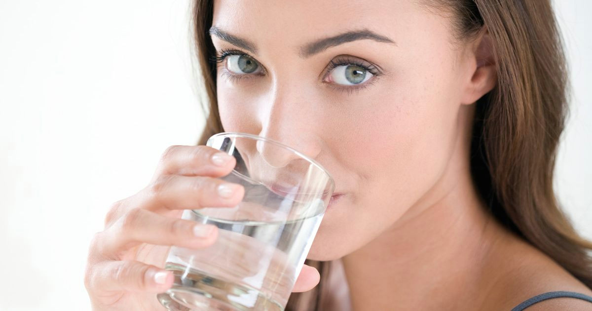 how much water should you drink in a day the easy wee test to tell if you re drinking enough mirror online