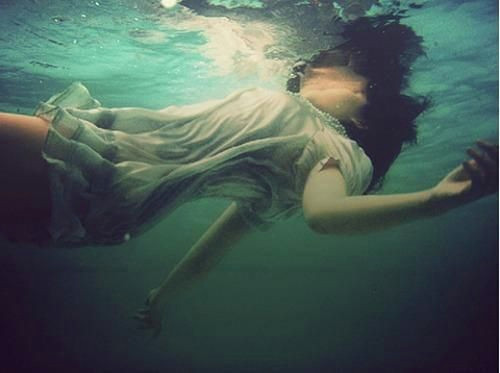 the dead girl underwater art underwater photography conceptual photography breathing underwater underwater